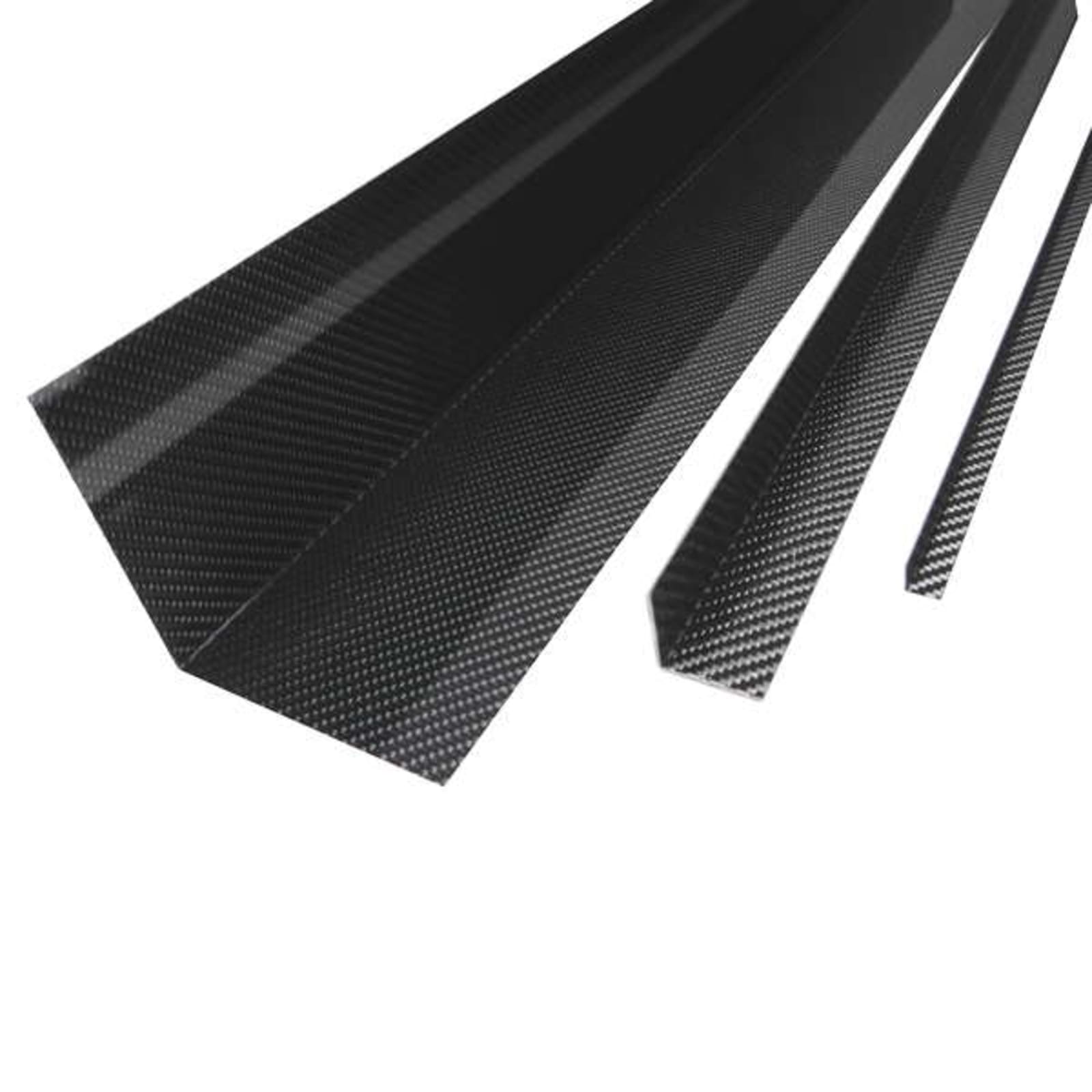 Das Bild zeigt vier unterschiedlich große, schwarze Kohlefaserplatten mit glänzender Oberfläche.