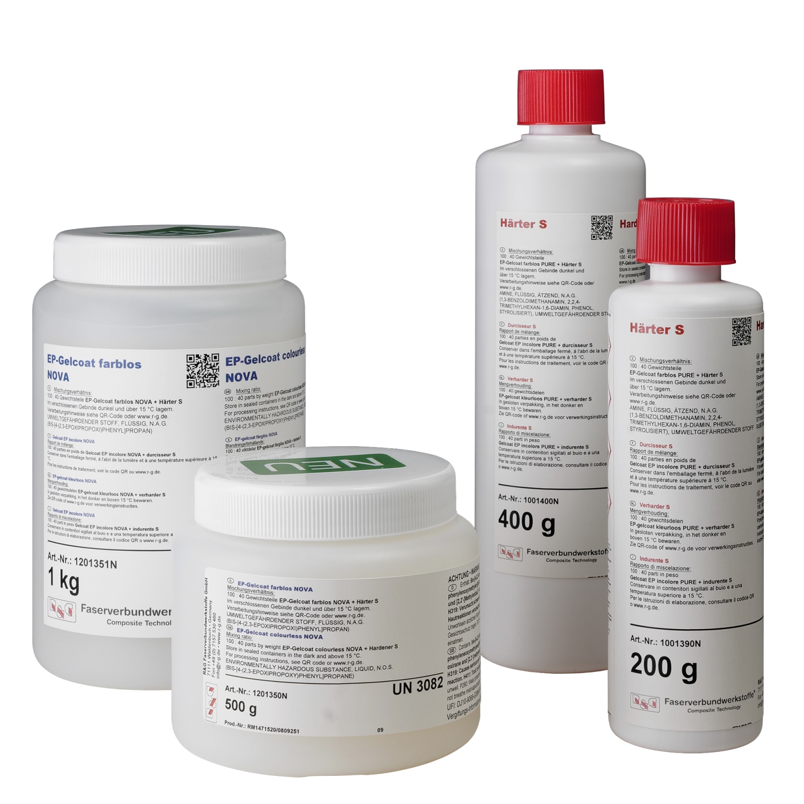 Vier Kunststoffbehälter mit Etiketten für Epoxidharzprodukte. Zwei weiße Dosen mit blauen Etiketten, zwei weiße Flaschen mit roten Kappen und roten Etiketten. Auf den Etiketten stehen Produktinformationen und QR-Codes.
