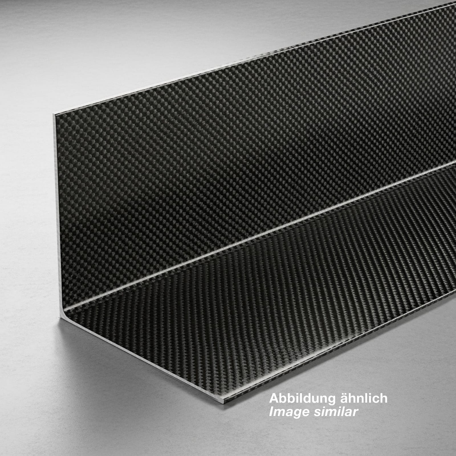 Ein Winkelprofil aus Kohlefaser-Material in Leinwandbindung auf grauem Hintergrund. 