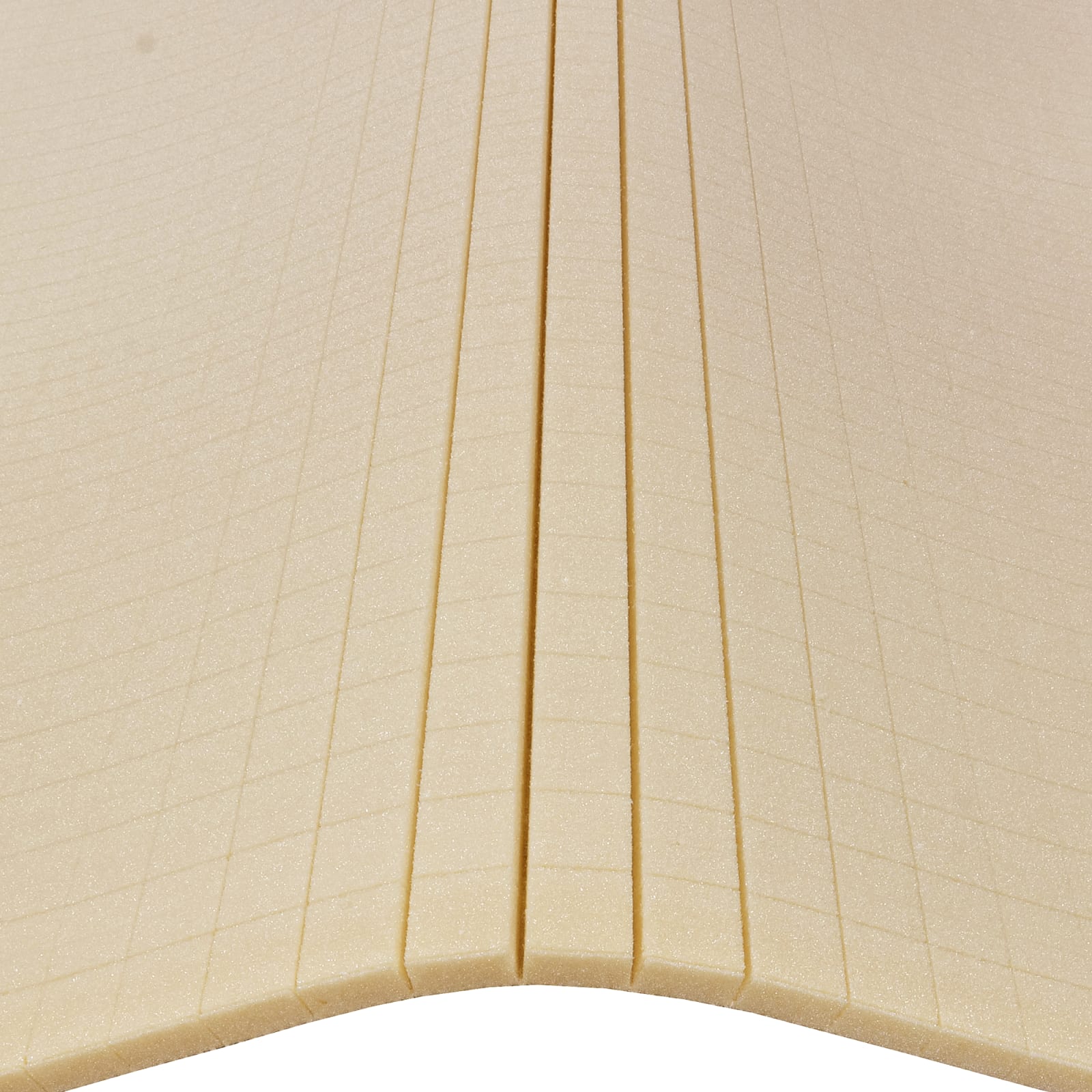 Mehrere beige Schaumstoffplatten mit gerillter Oberfläche, die an einer Kante gefaltet sind.