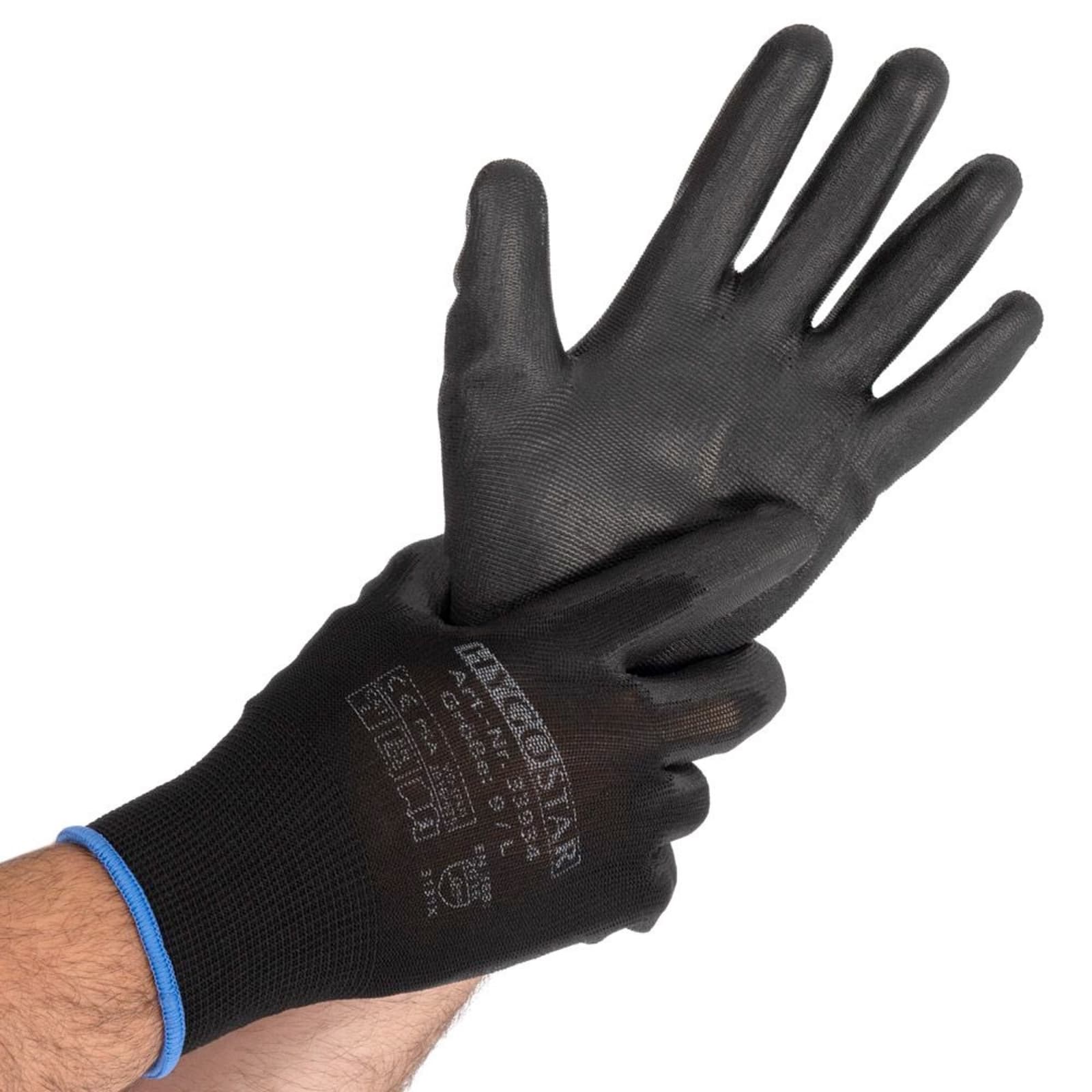 Zwei schwarze Sicherheitshandschuhe mit blauer Manschette, die von einer Hand gehalten werden. Aufschrift und Symbole auf einem Handschuh.