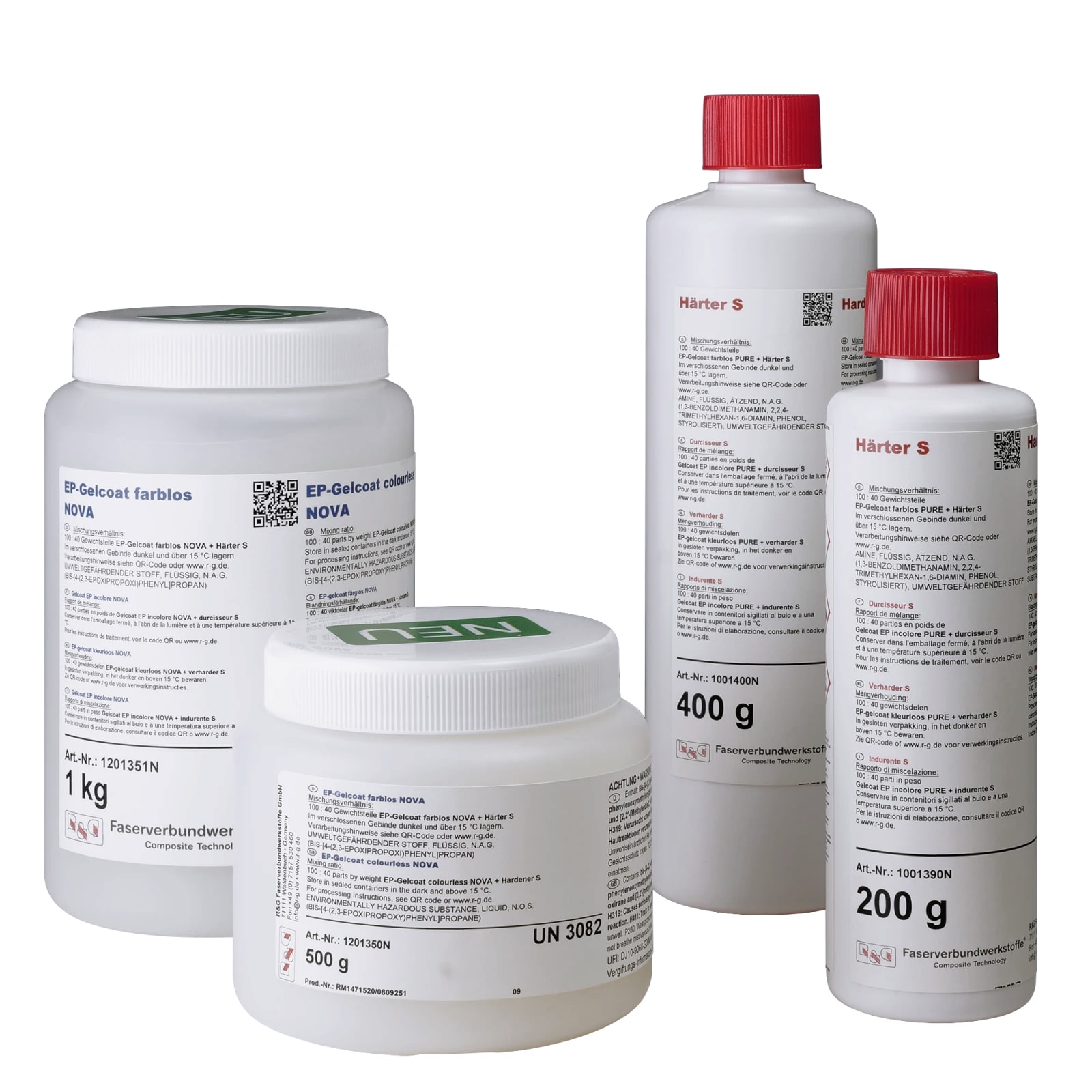 Ein offenes Gefäß mit einer Flüssigkeit, in das ein Holzstab eingetaucht ist. Auf dem Gefäß sind Etiketten mit Text.