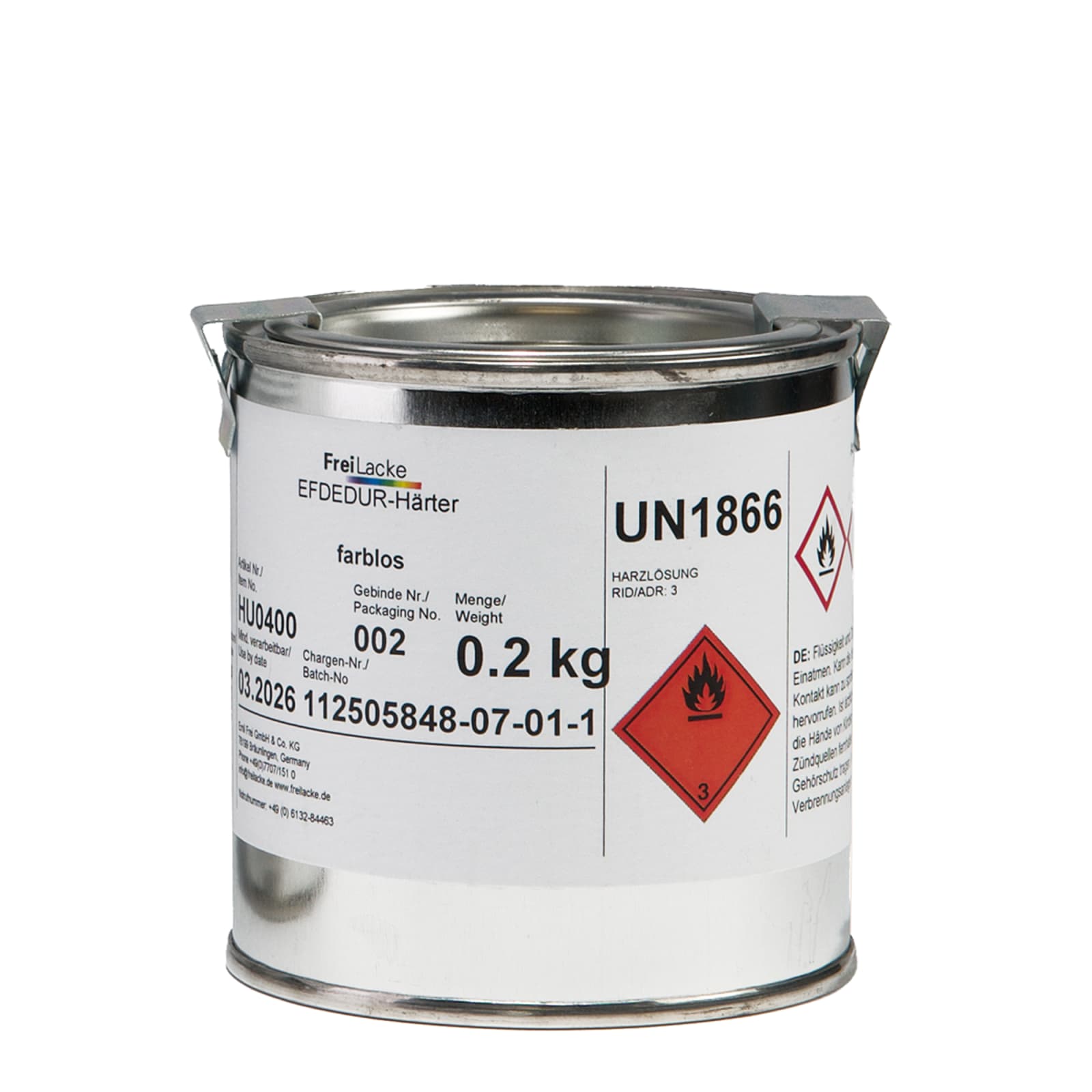 Ein Metallbehälter mit Etiketten, die chemische Warnsymbole und Informationen anzeigen. Die Aufschrift zeigt 