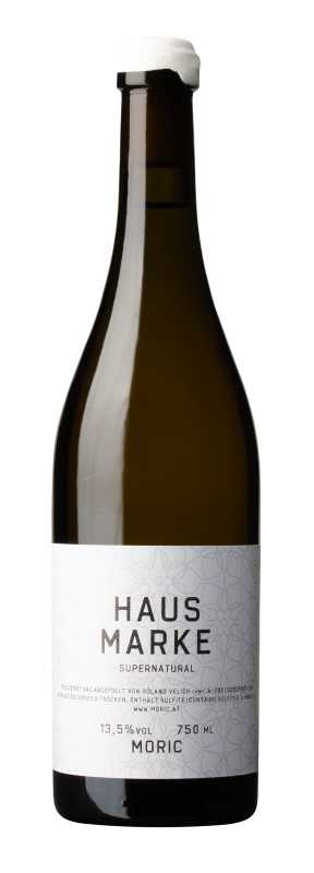 Produktfoto: Burgunder Flasche mit weißer Kapsel, weißem Etikett mit schwarzer Schrift. Aufschrift: “HAUS MARKE SUPERNATURAL, produziert und abgefüllt von Roland Velich GmbH, A-7051 Großhöflein, Wein aus Österreich trocken, enthält Sulfite/contains sulfites (L-NW12), www.moric.at, 13,5 % Vol, 750 ml, MORIC“. Flaschenformat: 750 Milliliter.