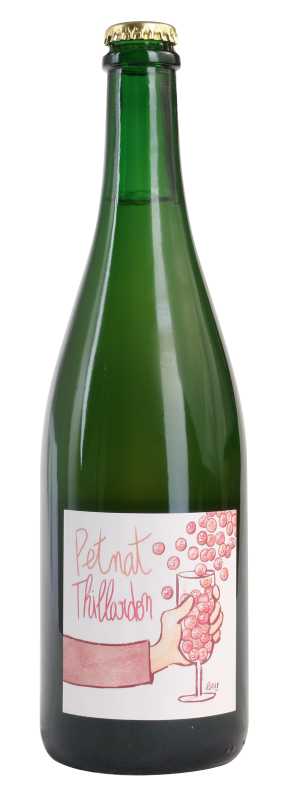 Produktfoto: Eine grüne Flasche mit einem Etikett, das “Pet nat Philibon“ zeigt. Das Etikett hat eine Illustration von einer Hand, die ein Glas mit rosa Blasen hält.