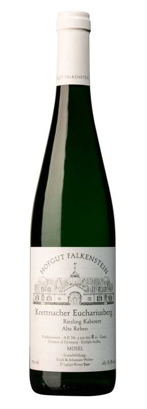 Produktfoto: Hochwertige Schlegelflasche mit Etikett 'Hofgut Falkenstein', 'Krettnacher Euchariusberg', 'Riesling Kabinett', 'Alte Reben'.