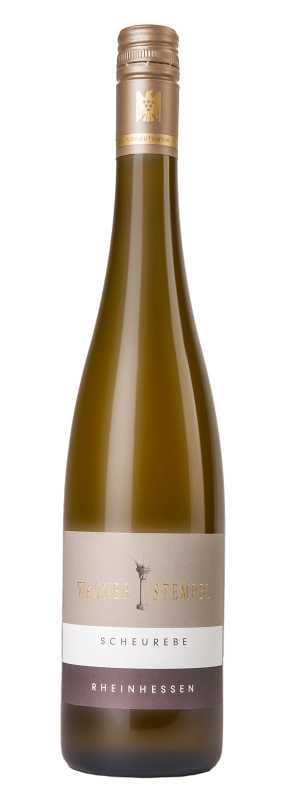 Produktfoto: Hochwertige Schlegelflasche mit Etikett "Wagner Stempel Scheurebe Rheinhessen" und goldener Kapsel.
