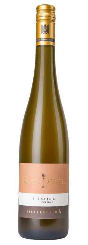 Produktfoto: Hochwertige Schlegelflasche mit goldener Kapsel und Etikett 'Wagner Stempel Riesling Porphyr'.