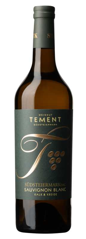 Produktfoto: Hochwertige Weinflasche mit grünem Etikett und goldener Schrift. Aufschrift: Weingut Tement, Südsteiermark, Sauvignon Blanc.