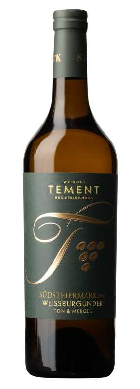 Produktfoto: Eine Weinflasche mit grünem Etikett, Aufschrift “Weingut Tement Südsteiermark Weißburgunder Ton & Mergel“.