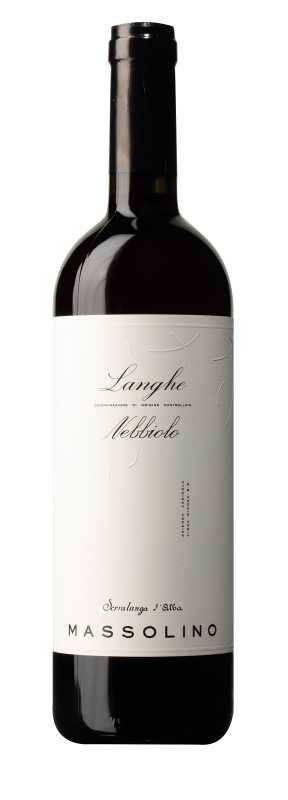 Produktfoto: Hochwertige Weinflasche mit Etikett “Langhe Nebbiolo“ von Massolino, Serralunga d'Alba. Elegantes Design, schwarzer Verschluss.