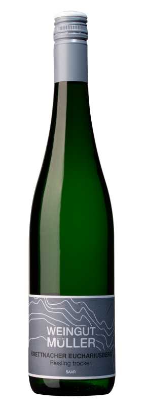 Produktfoto: Grüne Weinflasche mit grauem Etikett. Text: Weingut Müller, Krettnacher Euchariusberg, Riesling trocken, Saar.