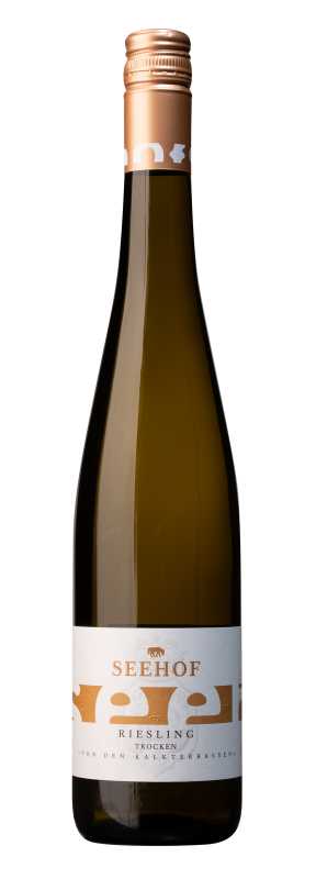 Produktfoto: Weinflasche Seehof Riesling Trocken mit weißem Etikett und goldener Schrift.