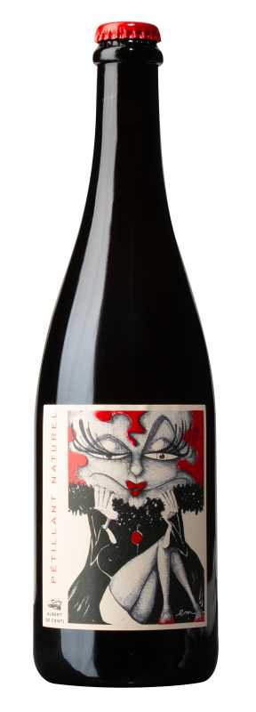 Produktfoto: Flasche mit Etikett "PÉTILLANT NATUREL" und Illustration einer stilisierten Figur mit rotem Haar und Lippen.