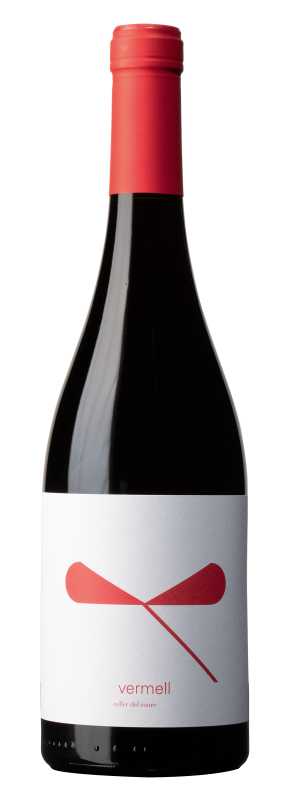 Produktfoto: Flasche Wein mit rotem Etikett und Kapsel, Aufschrift “vermell“ und “celler del roure“ sichtbar.
