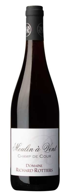Produktfoto: Burgunderflasche, schwarze Kapsel mit silbernem Logo, weißes Etikett, Text: Moulin à Vent Champ de Cour Domaine Richard Rottiers, Flaschenformat: 0,75 Liter