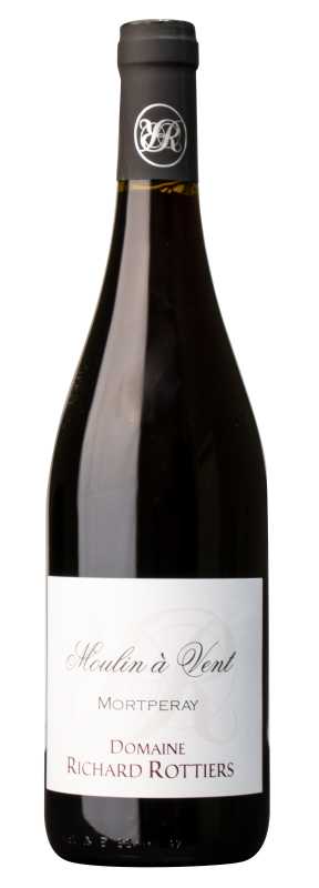 Produktfoto: Die abgebildete Flasche ist eine Burgunderflasche. Sie hat eine schwarze Kapsel mit einem weißen Logo. Das Etikett ist weiß mit schwarzem und rotem Text. Auf dem Etikett steht 'Moulin à Vent', 'Mortperay' und 'Domaine Richard Rottiers'.
