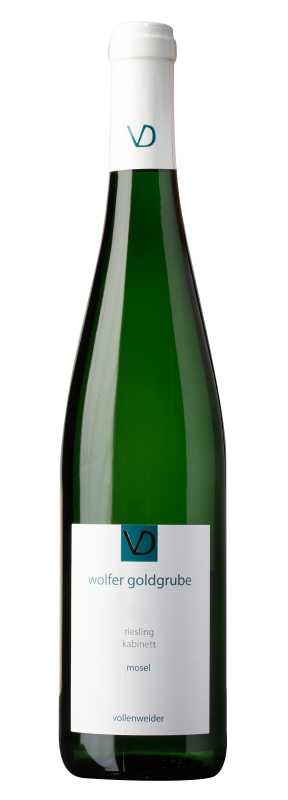 Produktfoto: Grüne Schlegelflasche mit weißem Etikett, Aufschrift “wolfer goldgrube“, “riesling kabinet“, “mosel“, “vollenweider“.