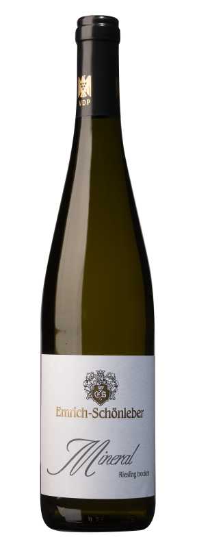 Produktfoto: Eine Flasche Weißwein mit dem Etikett “Emrich-Schönleber Mineral Riesling trocken“. Die Flasche hat einen schwarzen Verschluss mit einem goldenen VDP-Logo.