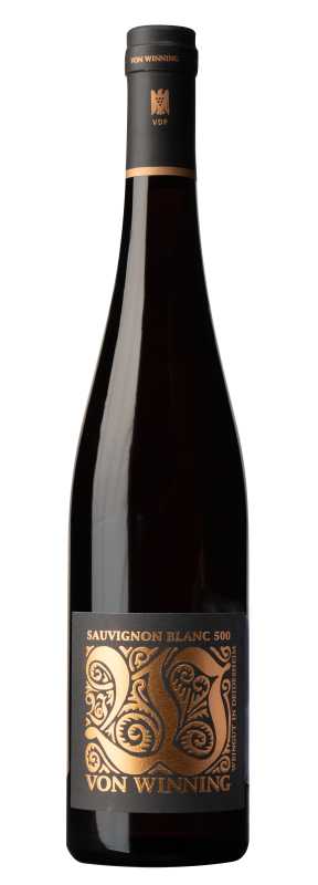 Produktfoto: Hochwertige Schlegelflasche mit schwarzem Etikett und goldener Schrift. Aufschrift: Sauvignon Blanc 500, Von Winning.