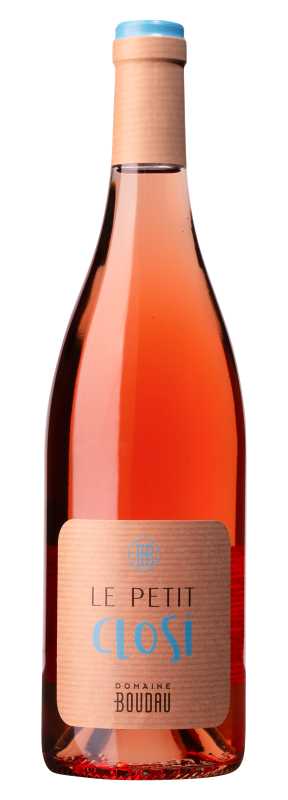 Produktfoto: Eine Flasche Roséwein mit Etikett “Le Petit Clos“ von Domaine Boudau. Der Verschluss ist hellblau.