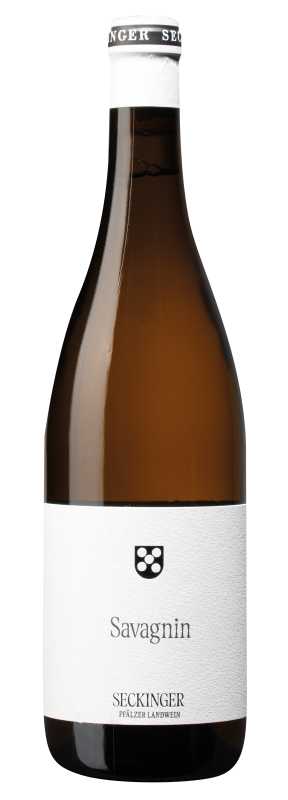 Produktfoto: Eine Weinflasche mit der Aufschrift “Savagnin“ und “Seckinger Pfälzer Landwein“. Die Flasche hat ein weißes Etikett mit einem schwarzen Logo.