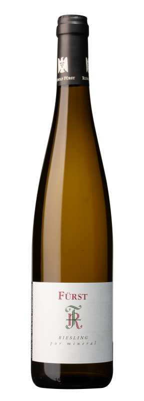 Produktfoto: Weinflasche mit Etikett 'Fürst Riesling pur mineral'.