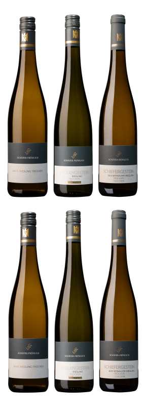 Produktfoto: Sechs Weinflaschen mit Etiketten von Schäfer-Fröhlich. Sorten: Nahe Riesling Trocken, Vulkangestein Riesling Trocken, Schiefergestein Bockenauer Riesling Trocken. Alle Flaschen haben einen Schraubverschluss mit einem goldenen Logo.