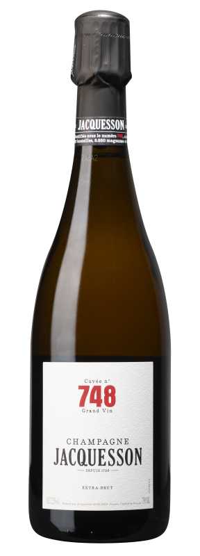 Produktfoto: Flasche Jacquesson Champagne Cuvée 748, Etikett mit schwarzem Text auf weißem Hintergrund, schwarzer Flaschenhals.
