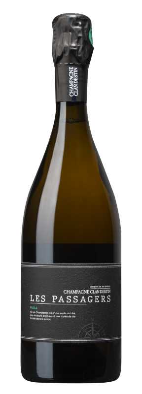 Produktfoto: Champagnerflasche mit schwarzem Etikett und Kapsel.