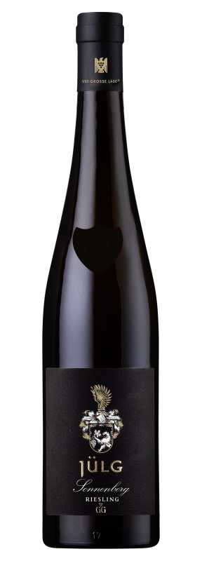 Produktfoto: Weinflasche mit schwarzem Etikett, Aufschrift “Jülg Sonnenberg Riesling GG“.