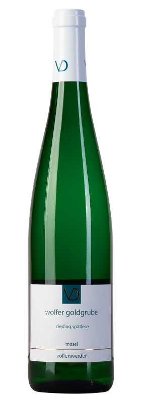 Produktfoto: Grüne Weinflasche mit weißem Etikett. Aufschrift: “wolfer goldgrube, riesling spätlese, mosel, vollenweider“.