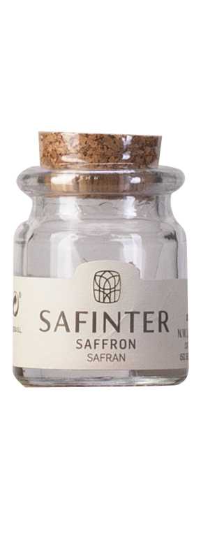Produktfoto: Ein Glasgefäß mit Safran der Marke “Safinter“. Etikett informiert über 1g Inhalt.
