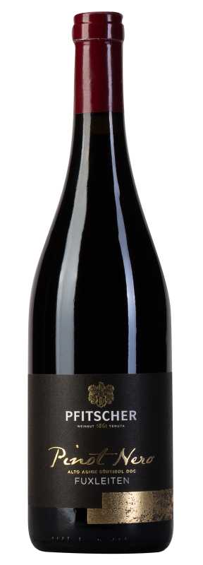 Produktfoto: Eine Flasche Pinot Nero Wein mit schwarzem Etikett und goldener Schrift.