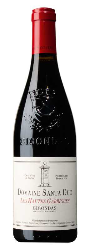 Produktfoto: Eine Flasche Rotwein mit rotem Hals, Etikett mit Aufschrift “Domaine Santa Duc Les Hautes Garrigues Gigondas“.