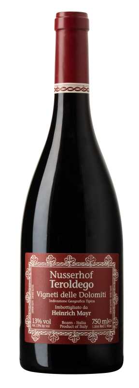 Produktfoto: Flasche Rotwein mit rotem Etikett “Nusserhof Teroldego“.