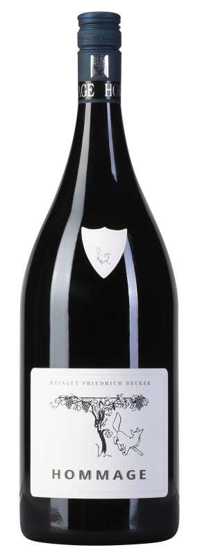 Produktfoto: Eine Weinflasche mit der Aufschrift 'Hommage' und 'Weingut Friedrich Becker'.