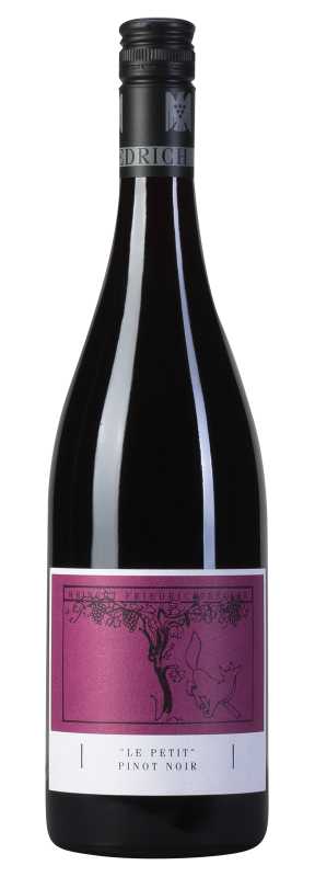 Produktfoto: Eine Weinflasche mit einem violetten Etikett. Aufschrift: “Le Petit Pinot Noir“.