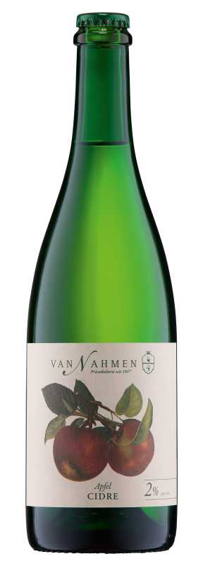 Produktfoto: Grüne Flasche mit goldenem Verschluss, Etikett mit Äpfeln, Text: Van Nahmen, mild-sweet, Cidre.