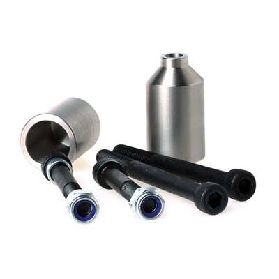 Metallteile und Schrauben, wahrscheinlich ein Montage- oder Reparaturset. Enthält zwei zylindrische Metallstücke und drei Schrauben.