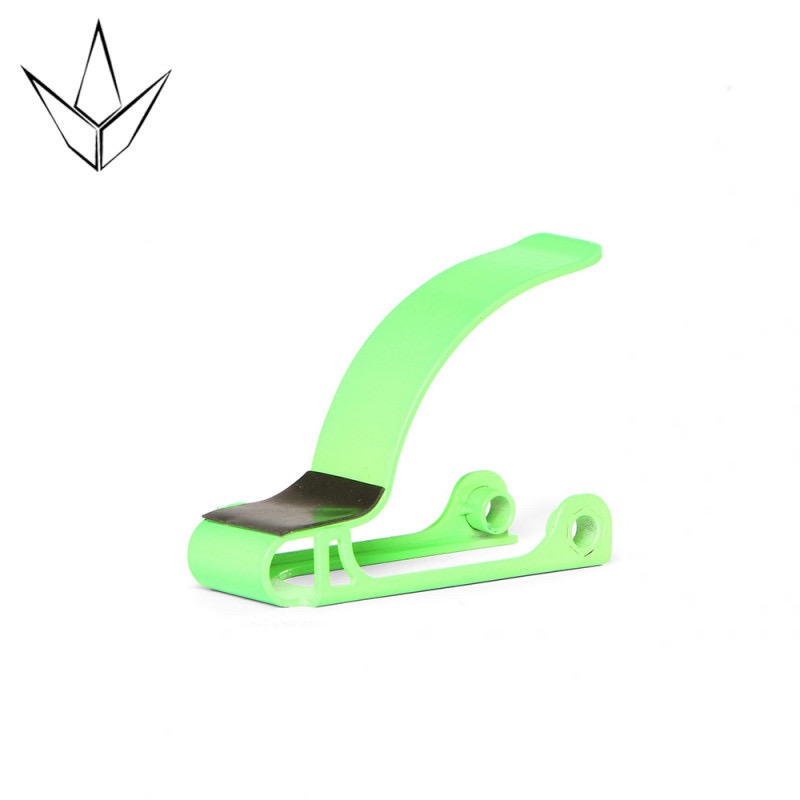 Grünes Metallteil mit geschwungener Form, möglicherweise ein Fahrradkomponentenhalter. Logo oben links.