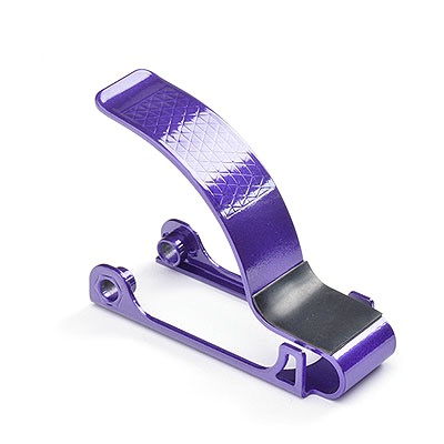 Lila Metallflaschenöffner mit rutschfester Gummibasis auf weißem Hintergrund.