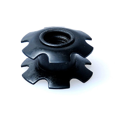 Ein schwarzes, sternförmiges Metallteil mit Gewinde in der Mitte.