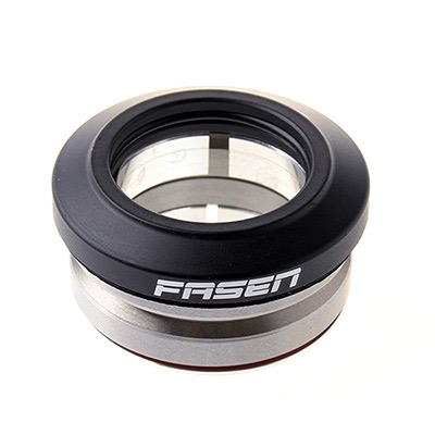 Ein silbernes und schwarzes Fahrrad- oder Scooter-Lager mit der Aufschrift 