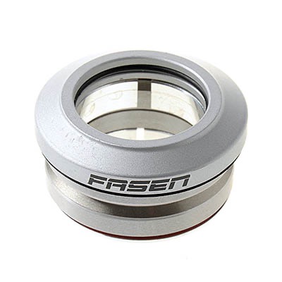 Silbernes Kugellager mit transparentem Mittelteil und der Aufschrift 'Fasen'.