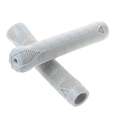 Zwei graue Fahrradgriffe mit strukturiertem Design, übereinanderliegend.