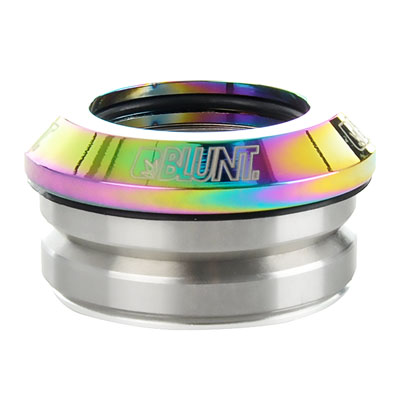 Ein metallisches Bauteil mit Regenbogenoberfläche, zylindrisch, mit 