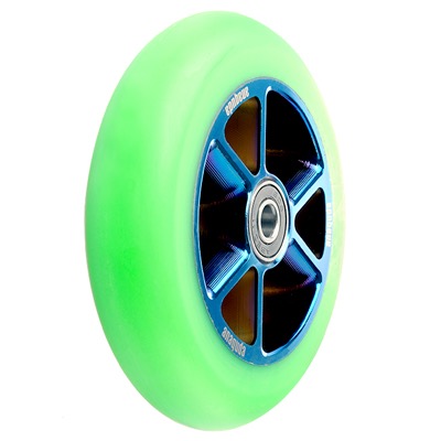 Grünes Scooter-Rad mit blauem Metallkern und Kugellager.