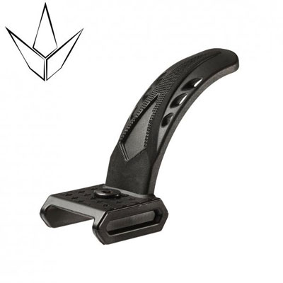 Schwarzes, gebogenes Kunststoffteil mit Struktur, neben einem stilisierten Logo.