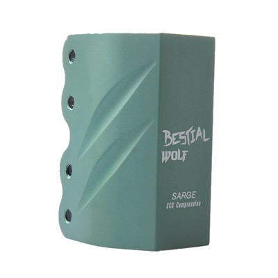 Ein grünes Metallteil mit dem Text 'BESTIAL WOLF SARGE SCS Compression'. Es hat eine strukturierte Oberfläche mit Schraubenlöchern.